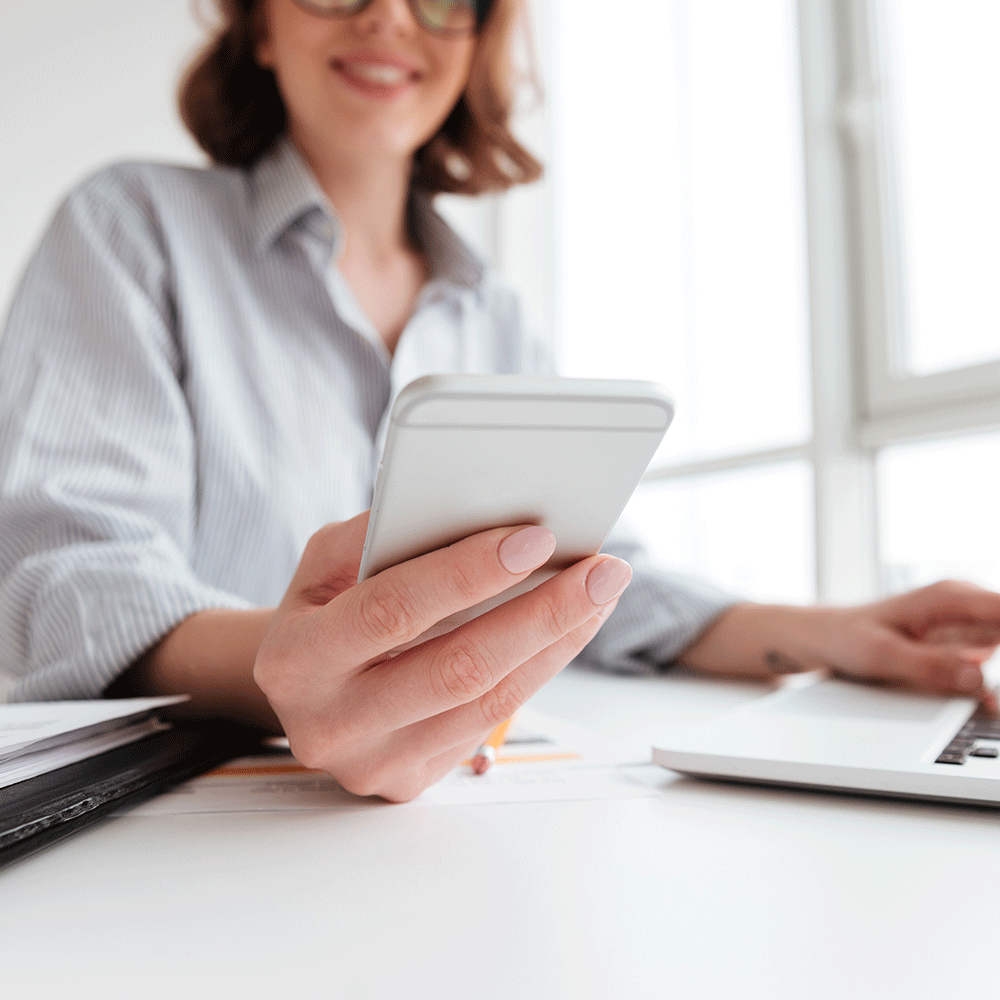 Influencer mit Smartphone