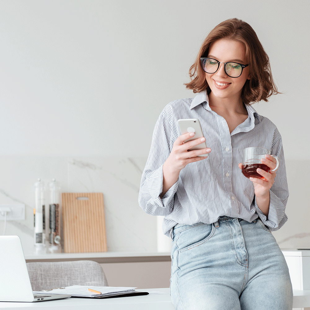 Influencer mit Smartphone und Tee